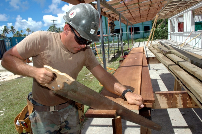 ebeniste-LA CRAU-min_worker_construction_building_carpenter_male_job_build_helmet-893290